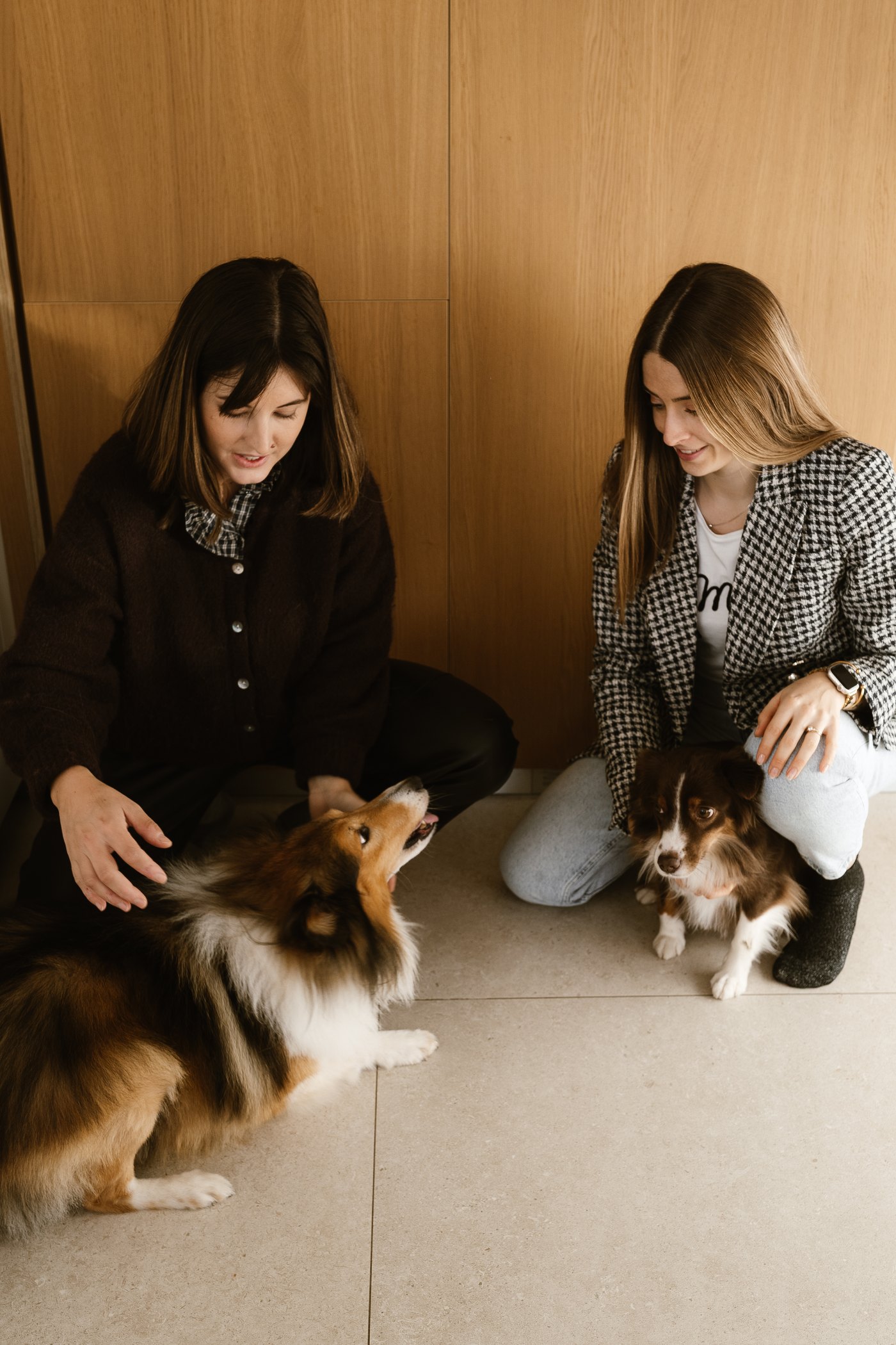 Claire et Antonia, fondatrices de Maison Òstra, avec leurs chiens