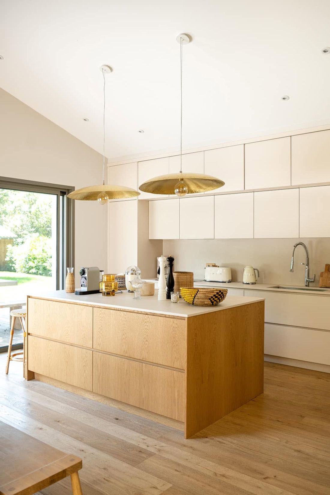 Cuisine avec îlot en bois clair sous rampant, maison contemporaine du Bassin d'Arcachon