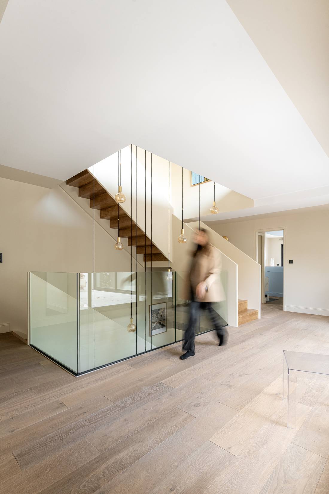 Escalier suspendu bois et garde-corps de verre dans une villa contemporaine du Bassin d'Arcachon