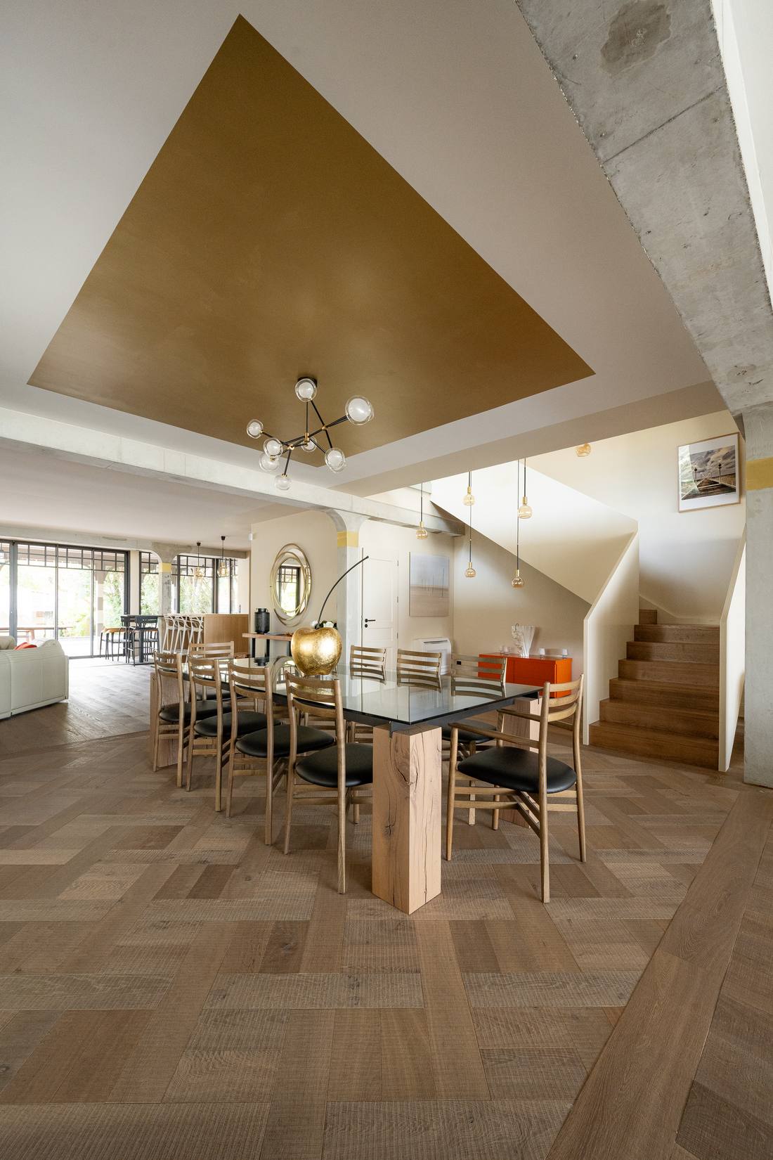Séjour avec plafond doré et parquet point de Hongrie dans une villa contemporaine en Gironde